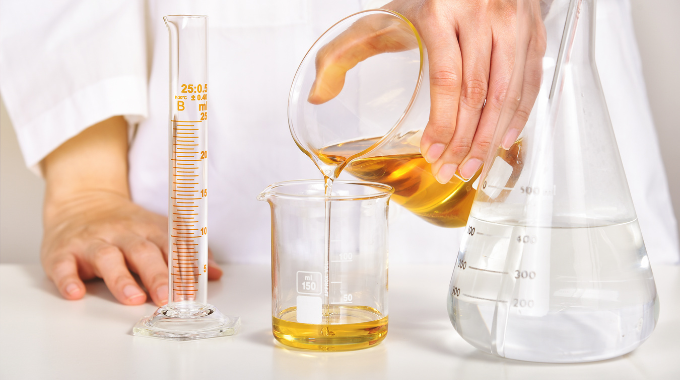 señora utilziando porductos cosméticos