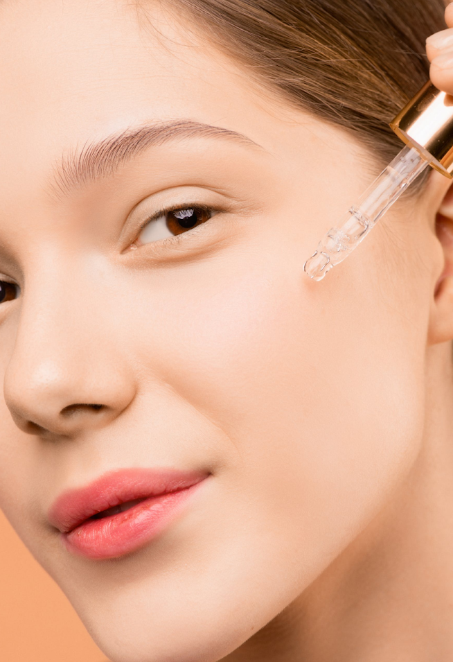 rostro femenino utilizando un producto